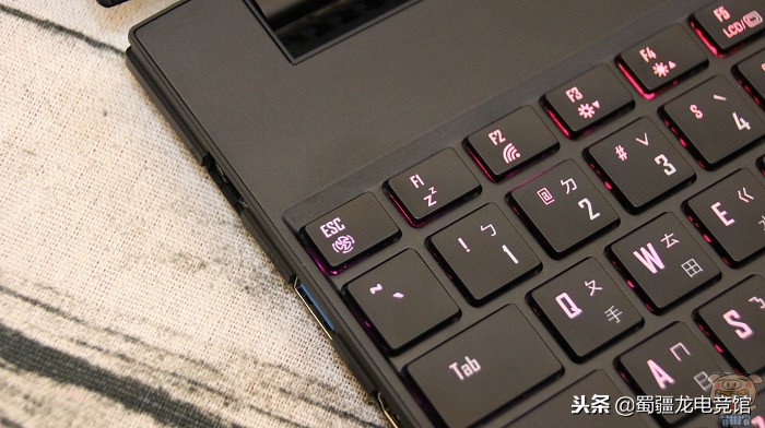 技嘉aero15xv8详细评测,技嘉游戏本aorus15x