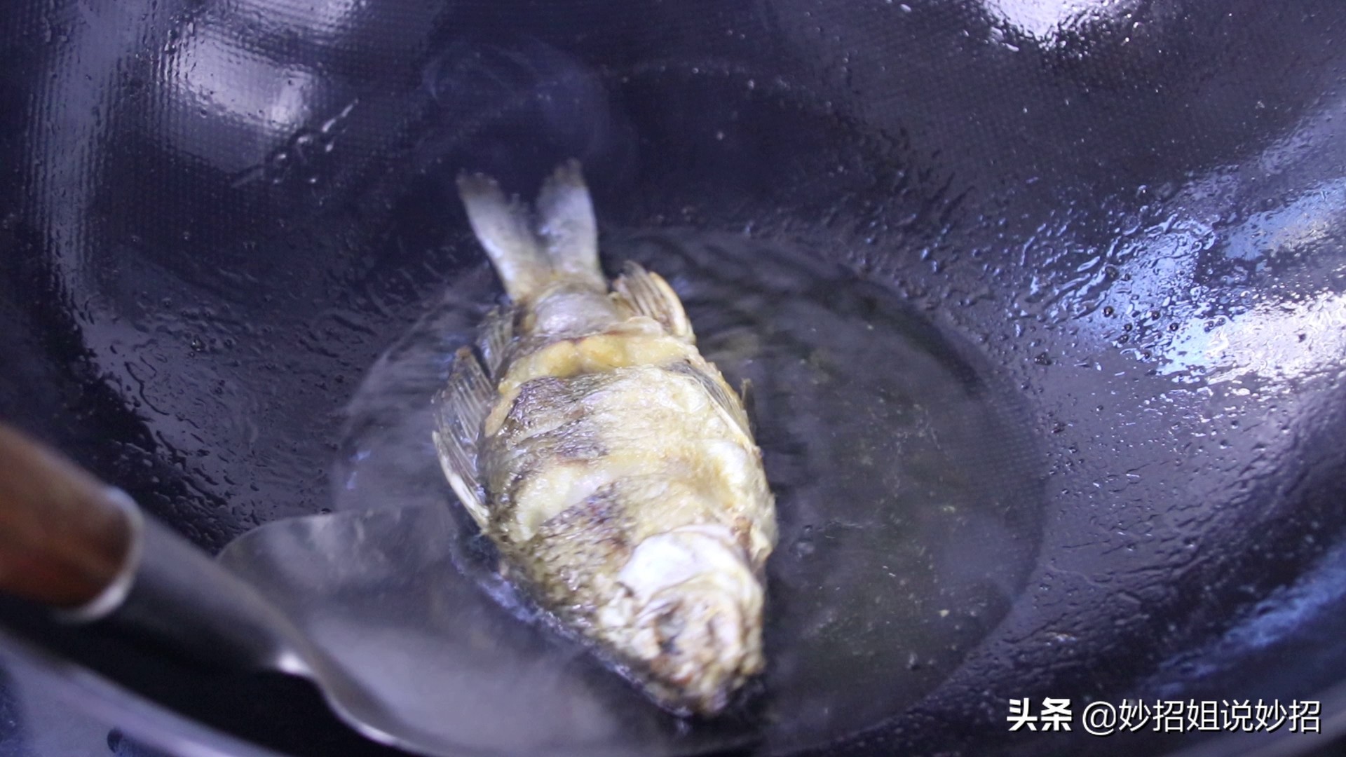 煎鱼煎不粘锅小秘诀,热油煎鱼还是冷油煎鱼不粘锅