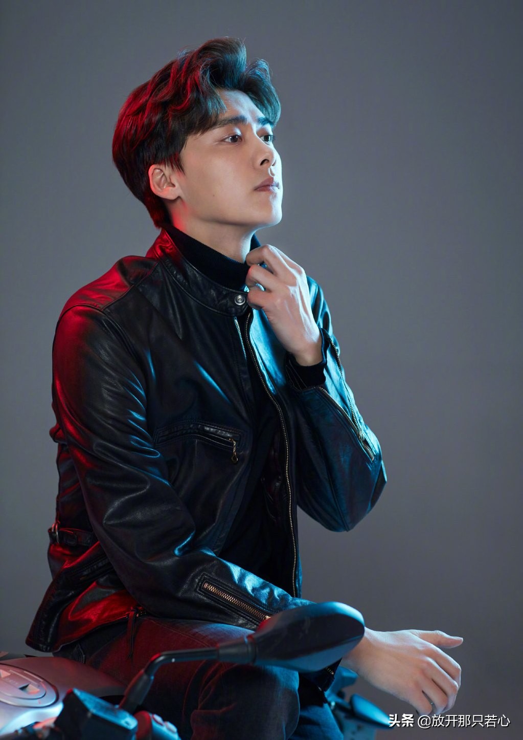 李易峰穿机车皮衣机场,李易峰机车服