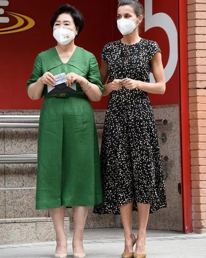 西班牙莱后不敌韩第一夫人，二穿旧裙老气突显，全靠高马尾撑精神