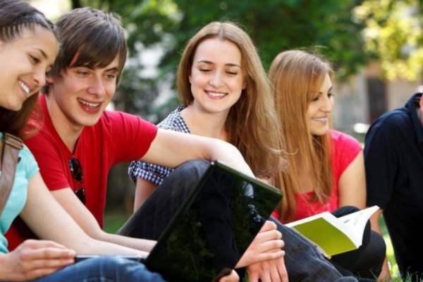 英国境内的“中国留学生”，被集体遣返，网友：真给中国丢脸