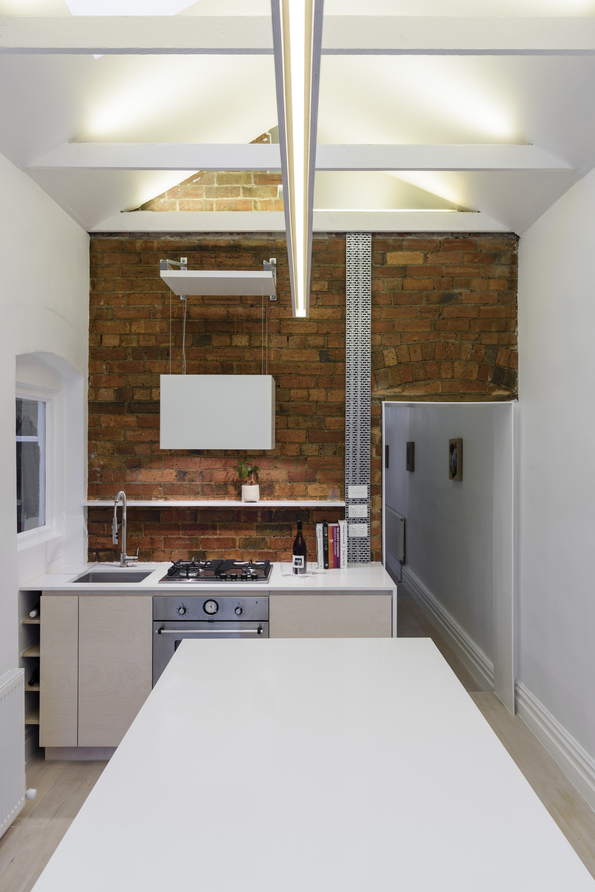 直线式灯光流转的英伦式小屋