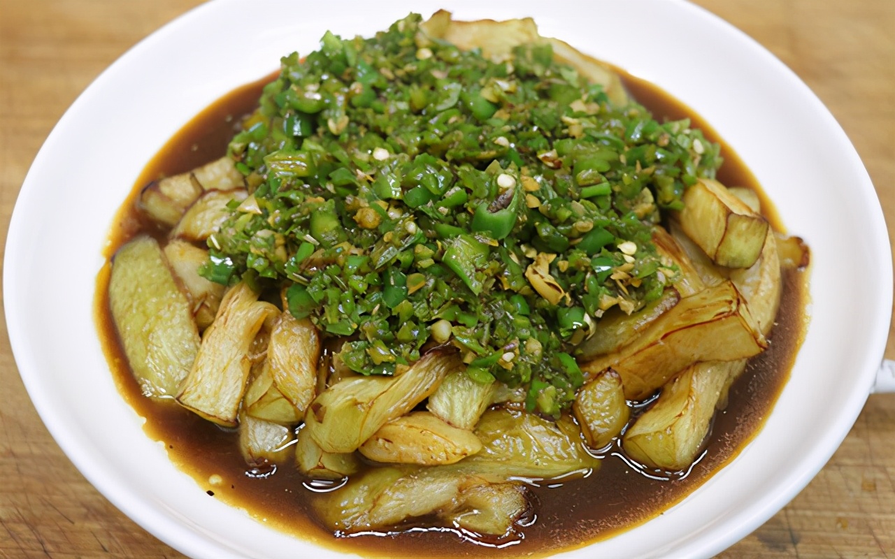 茄子烧青椒最好吃的做法,茄子炒辣椒菜谱最正宗的做法