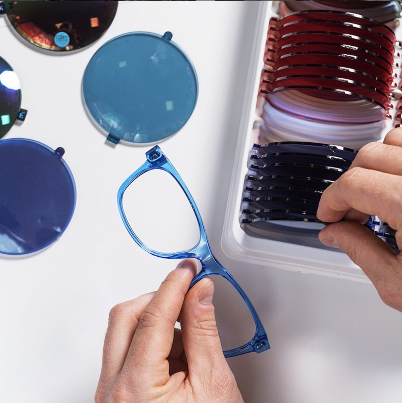 人手1副依视路，眼镜界寡头也打商战，不听话就把收购公司告法庭