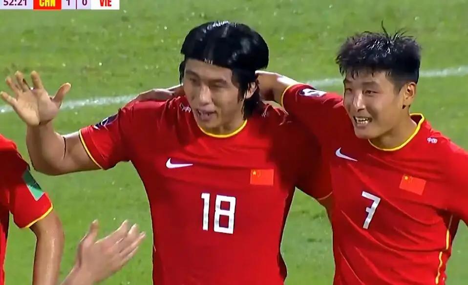 张玉宁攻破巴萨球门,张玉宁踢球到底有多厉害