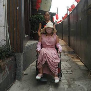 红粉宝宝整容失败案例,粉红女郎整容200多次