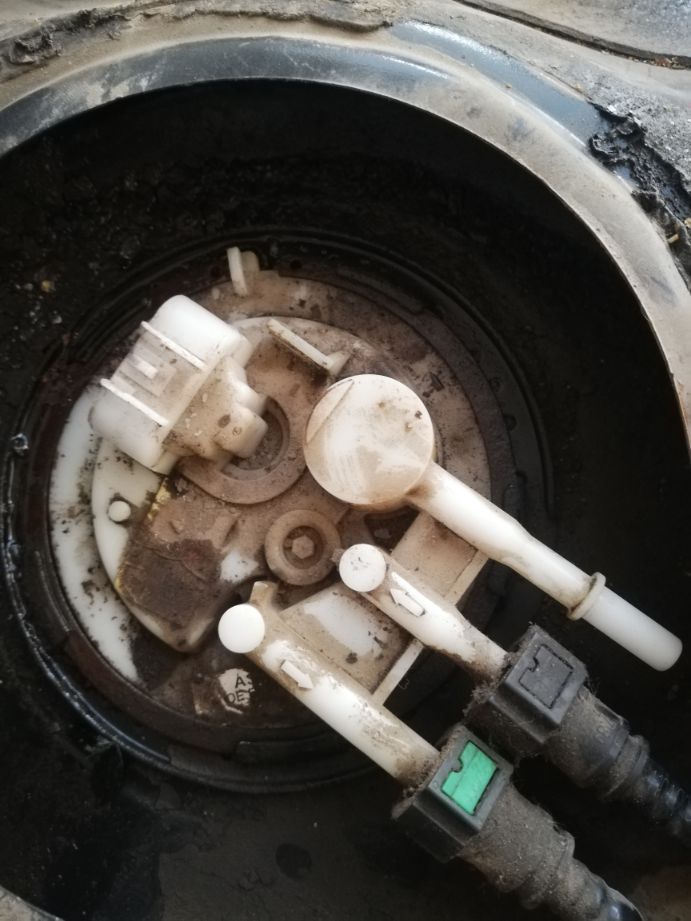 冬天启动车汽油味很重,冬天启动车子尾气一股汽油味