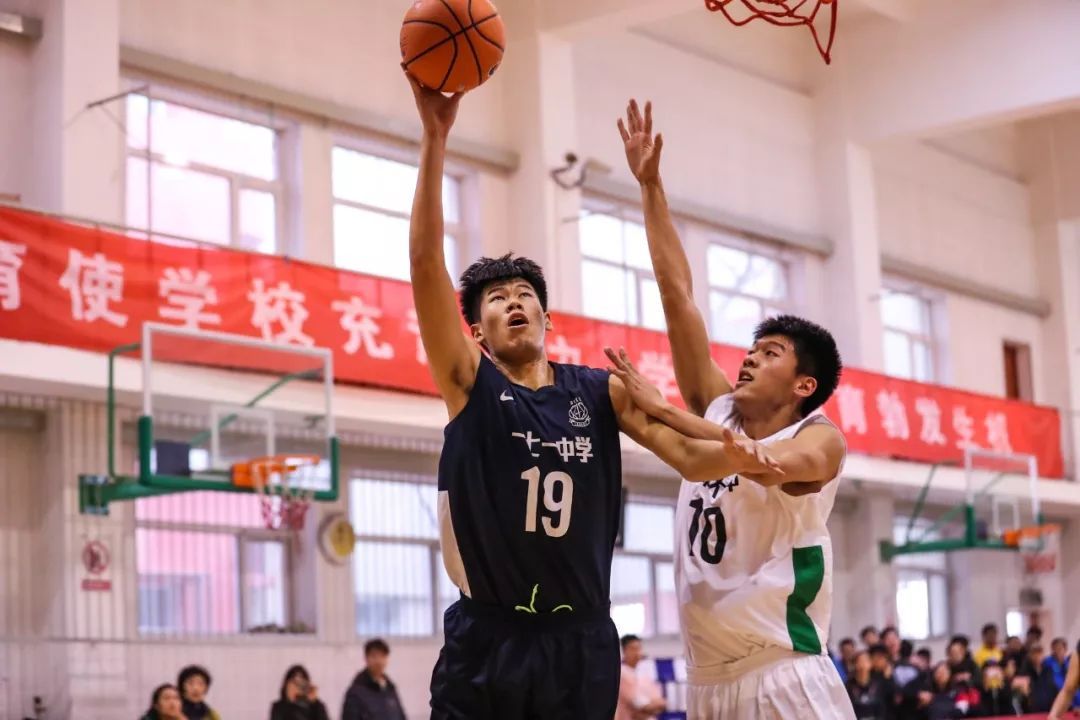 新·十六强齐亮相高中赛场见*力暴**隔扣丨18-19耐克高中联赛