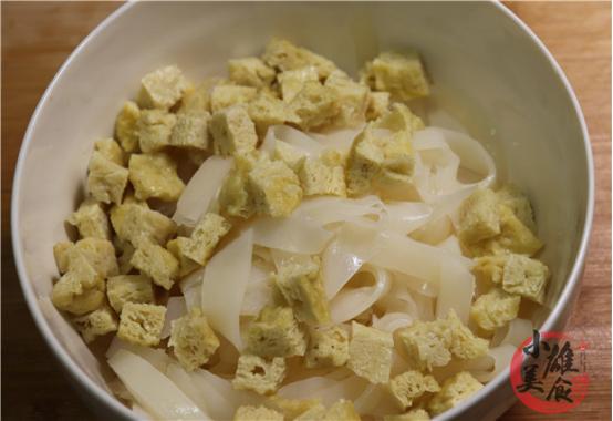 凉皮发黏容易断是什么原因,凉皮发粘还开裂原来这2步没做对