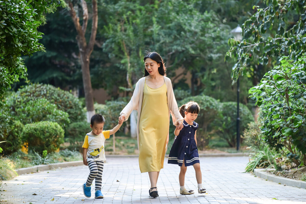 5岁小孩胆小怎么培养,培养孩子胆小怕事