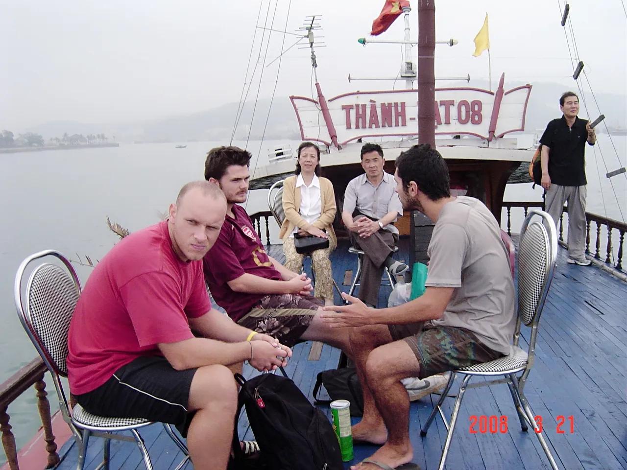 和欧美游客同船参加下龙湾一日游