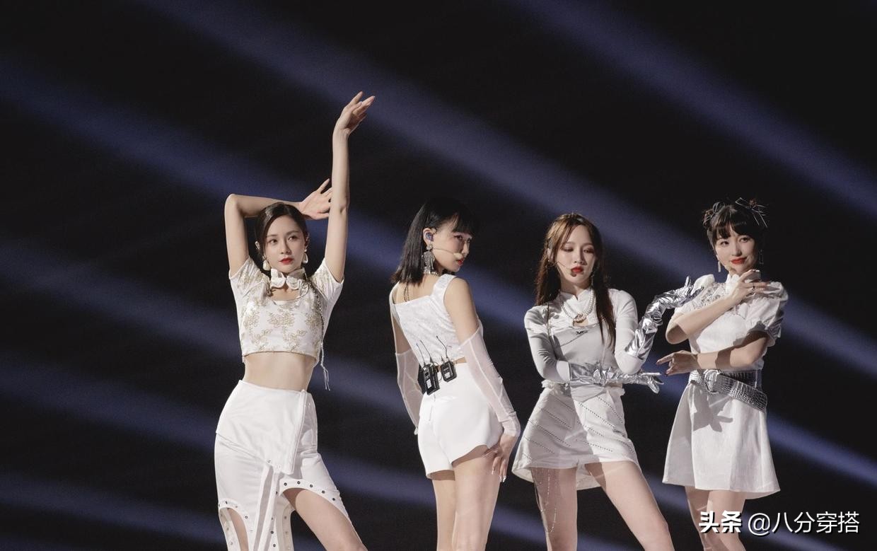 沈梦辰白衬衫黑西服配链条短裙,沈梦辰把粉色西装穿出了时尚感