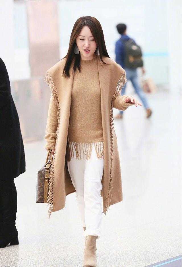 杨钰莹身穿黑色小西装打底晒美照,杨钰莹的这身穿搭就很有设计感