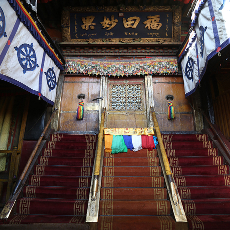 地域偏远的布达拉宫哪来这么多黄金？