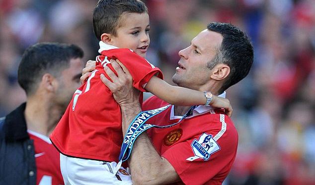 曼联首签1800万边锋,曼联官方宣布16岁天才中场加盟