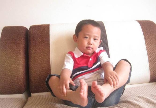 孩子喜欢夹腿、摩擦*体下**，除了些行为，家长还要注意以下几点