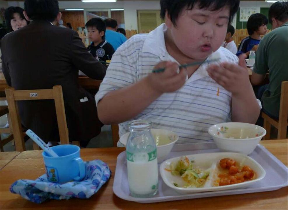 为了孩子长高每天炖大骨头汤,为了孩子长高家长容易么