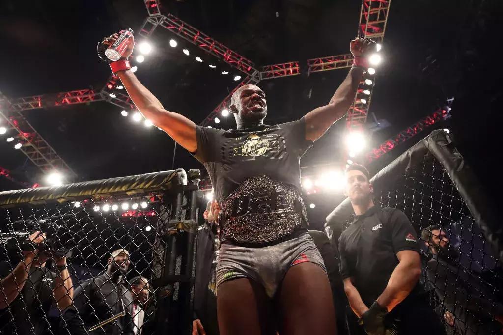 “骨头”琼斯三度称王，“母狮”加冕地表最强女战士