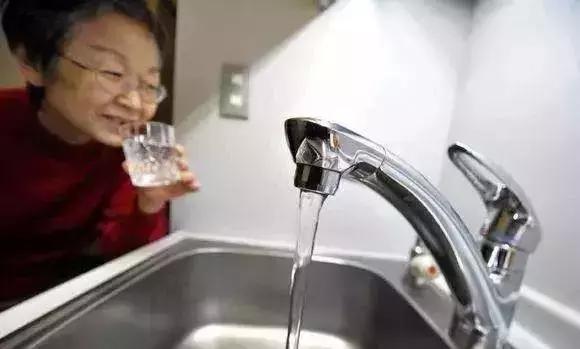 外国的月亮是不是比较大,谁说外国的月亮比国内的好