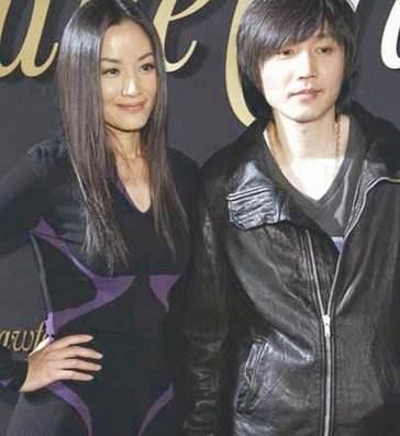 瞿颖独自现身走机场，造型超模范依旧，素颜皮肤沧桑痘印太明显