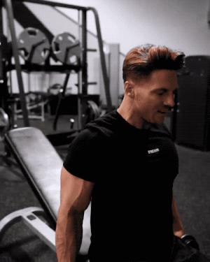 肩部圆肩训练动作哑铃,锻炼肩膀三角肌的哑铃训练动作