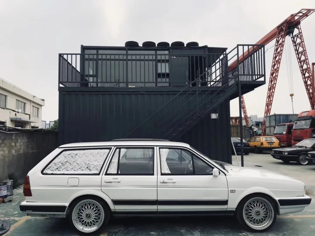 同时拥有好几辆摩托车,同时有多辆越野车