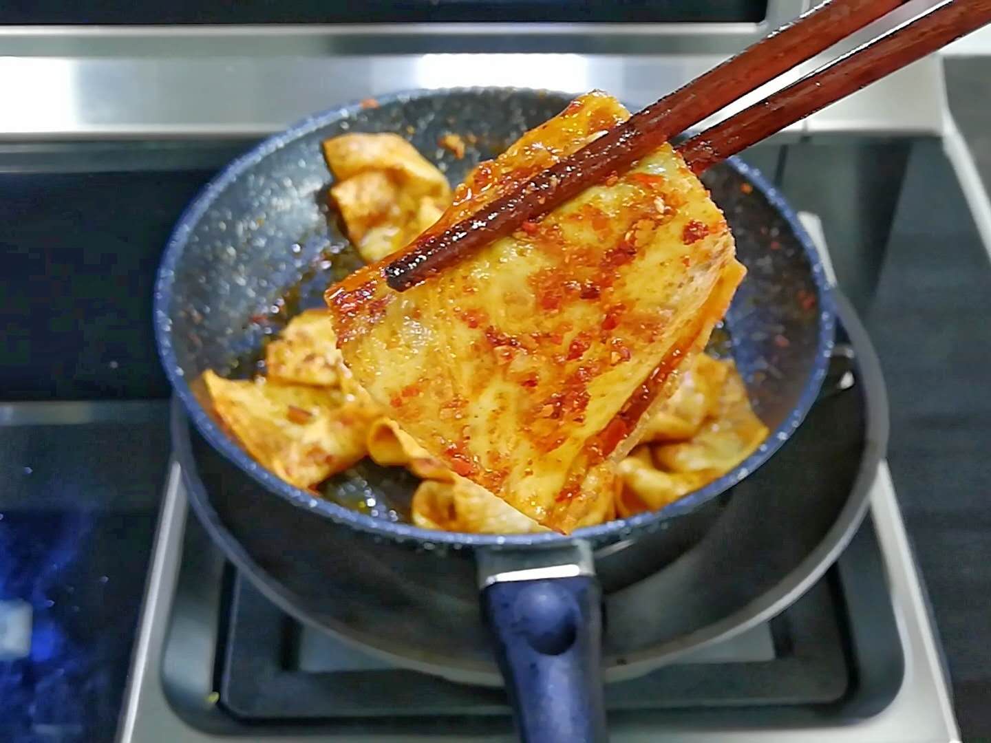 怎么自己在家做辣条又健康又好吃,在家自己做辣条口感筋道香辣美味