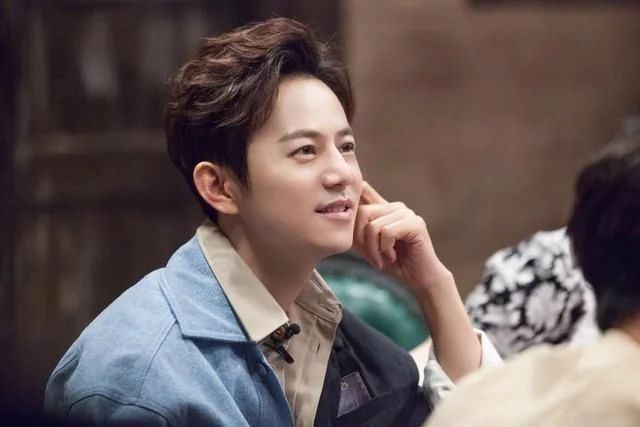 何炅现场唱歌热舞全场人欢呼,何炅酒吧热舞