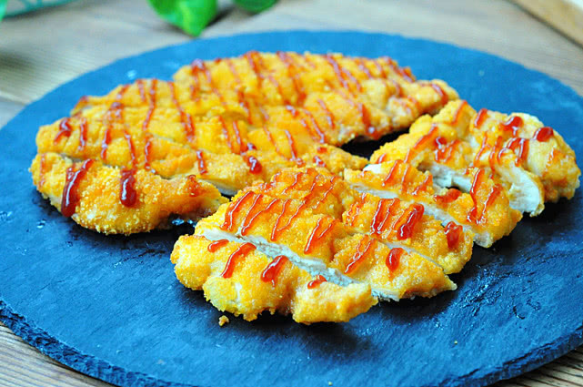 炸现成鸡排怎么做酥脆好吃又简单,香酥面包糠炸鸡排的新做法推荐