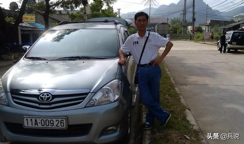 越南老兵重回当年战斗过的洞穴 (越南老兵回忆丛林战争)