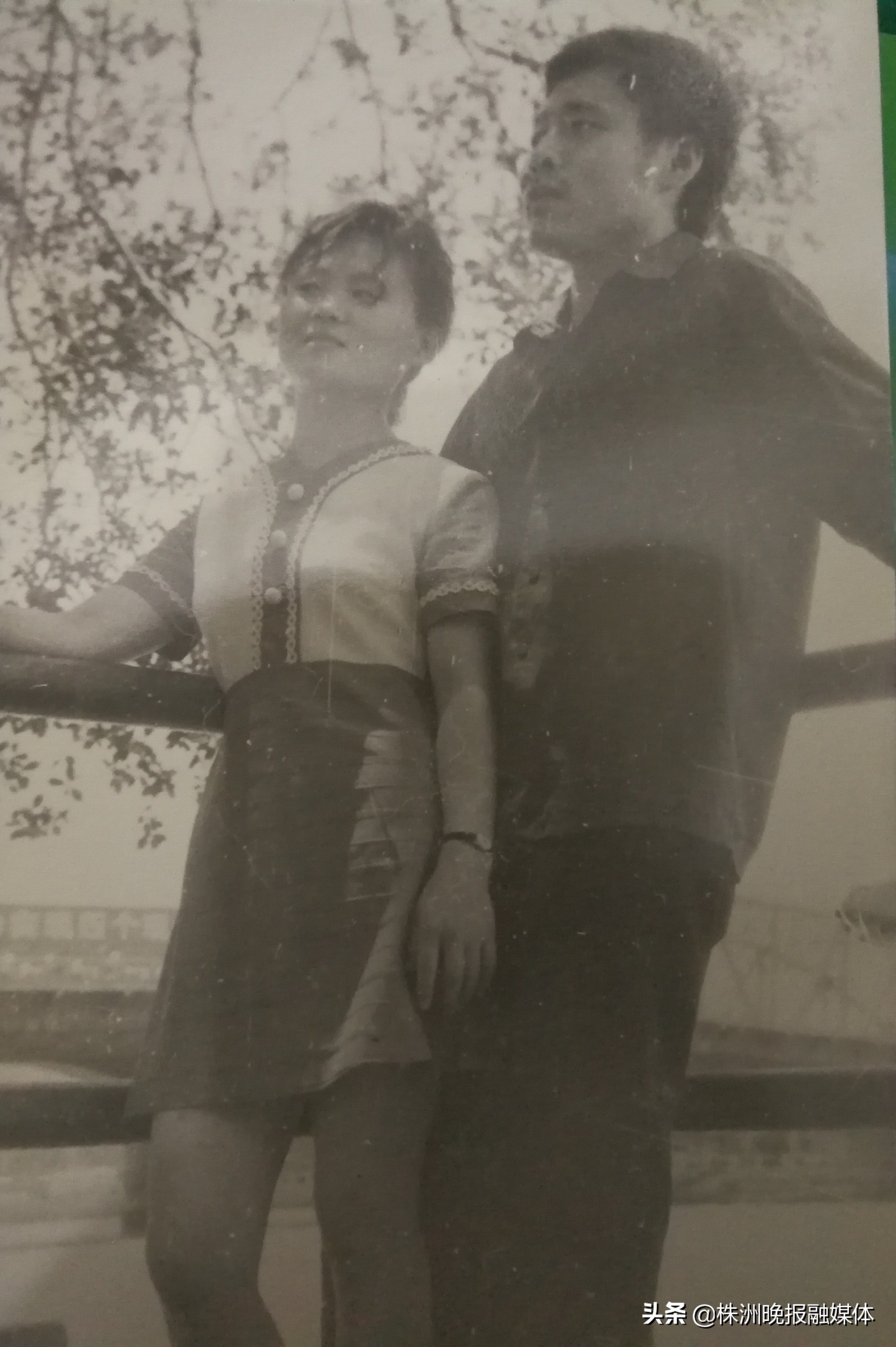 上世纪80年代初他花近3月工资买下一台凤凰相机，有同事说“这小伙子不会过日子”