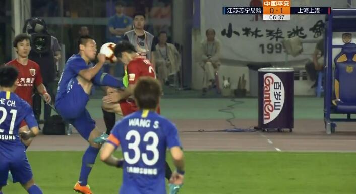中超惊现德容式飞踹！苏宁恶汉踹碎上港球员球衣胸口3道血痕刺眼