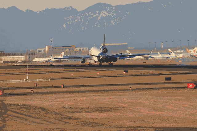 飞机降落如何对准跑道中线,飞机降落时如何精准对准中线