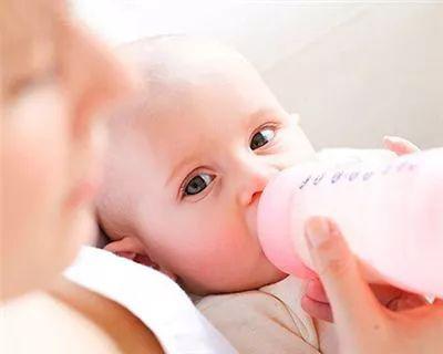 新生儿不吸母乳只能挤出来装奶瓶,宝宝吃习惯了奶瓶不吸母乳咋办