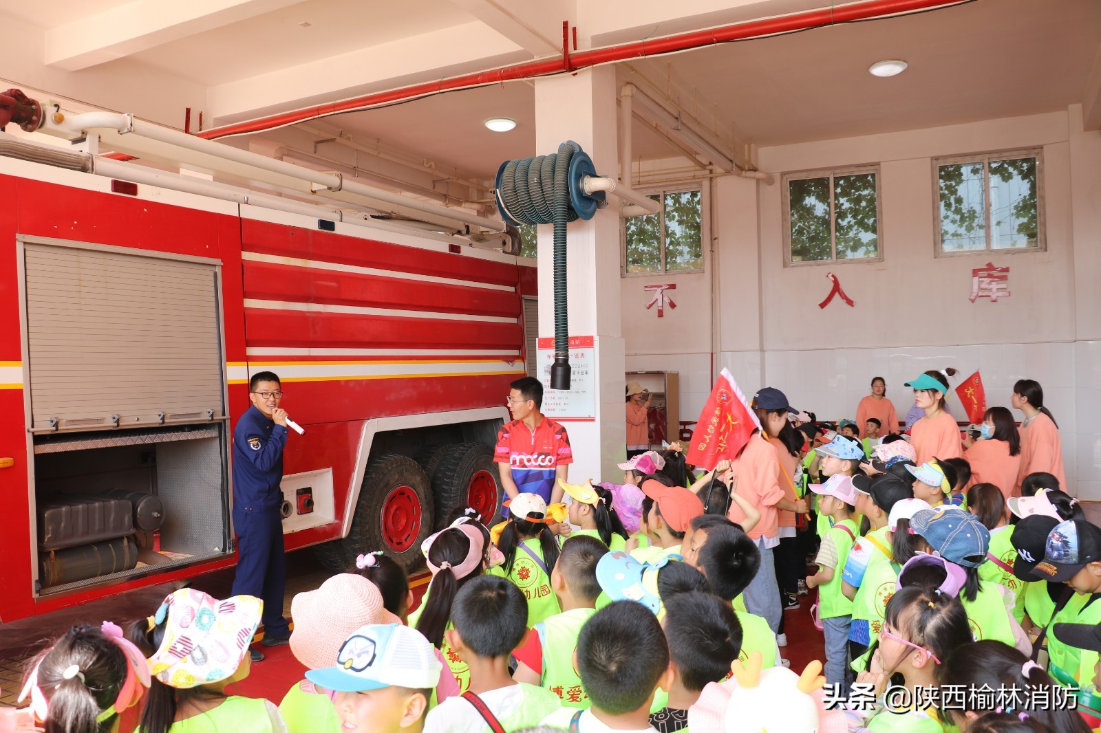 幼儿园小朋友学习消防,小朋友进红门开心学消防