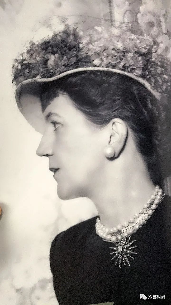 项链的活动扣佩戴方法,项链的佩戴要讲究八大搭配技巧