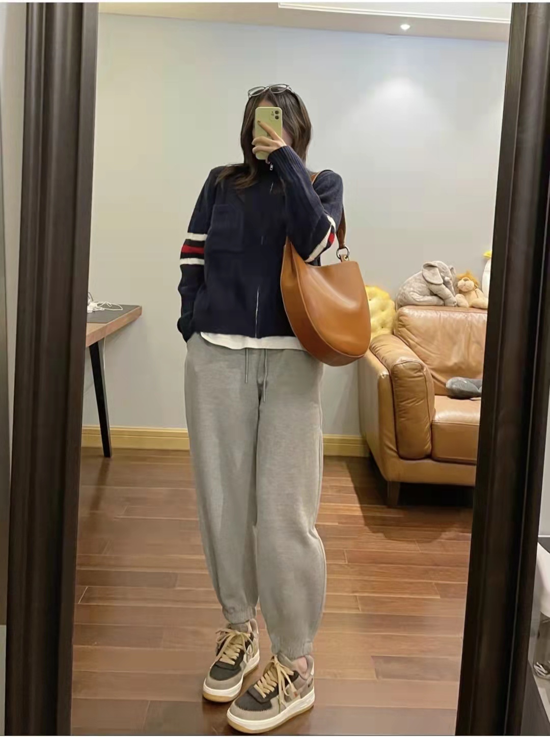 冬天灰色短裙配什么上衣,冬天女生灰色运动裤搭什么上衣