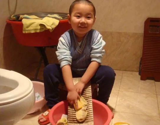 洗袜放84消毒液吗,84消毒液适合洗衣机用吗