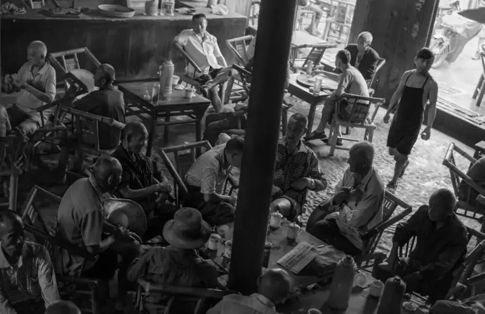 星巴克的小资还真比不过嘴里喊着“宝批龙”的重庆人