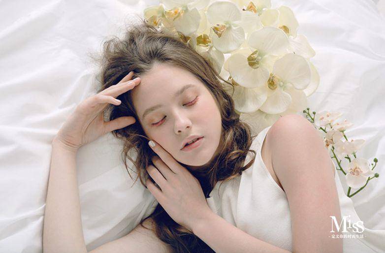 很多品牌推出各种颜色的睫毛膏，却孤零零地躺在专柜里无人问津