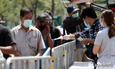 那个爬上高塔的泰国大哥，心中该有多么悲伤...