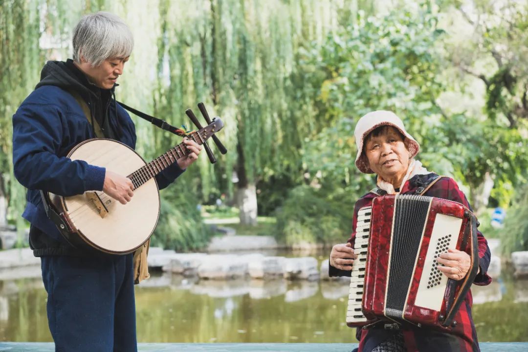 一个中年鬼才，整天逛公园，缠着大爷大妈给他唱歌
