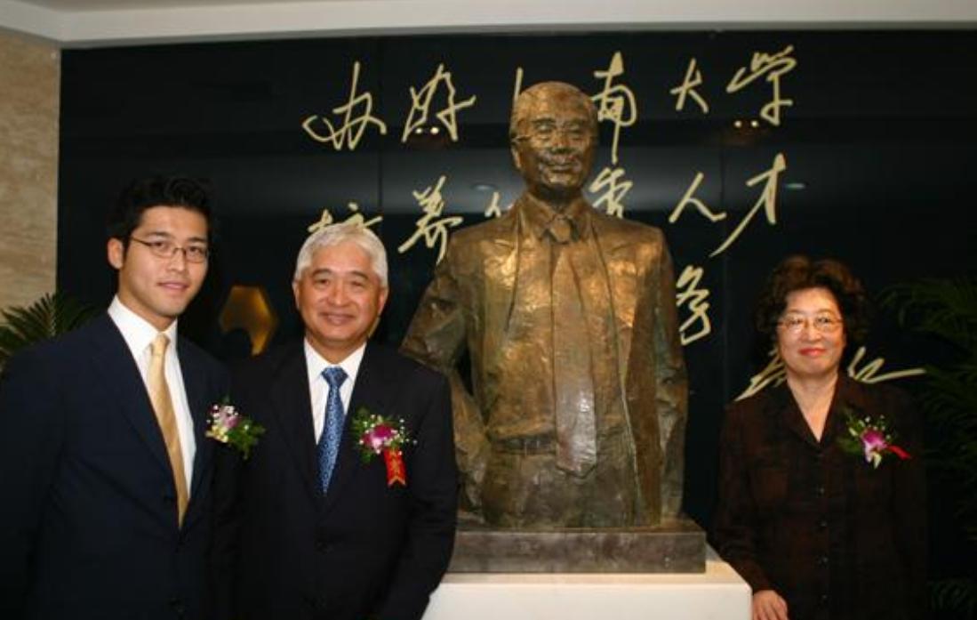 荣氏家族掌舵人荣毅仁，*小平邓**请他出山，毛主席：这是护国大功臣