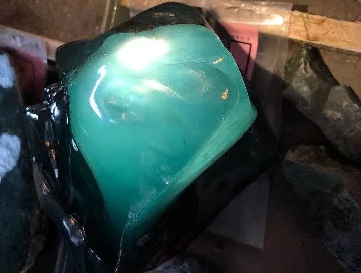 赌石为什么有十赌九输,花两万买的翡翠是不是真的