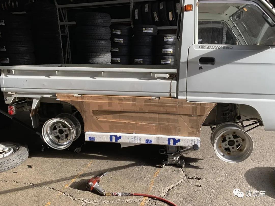 中置四驱五速手动的双门超跑，今晚我在秋名山等你