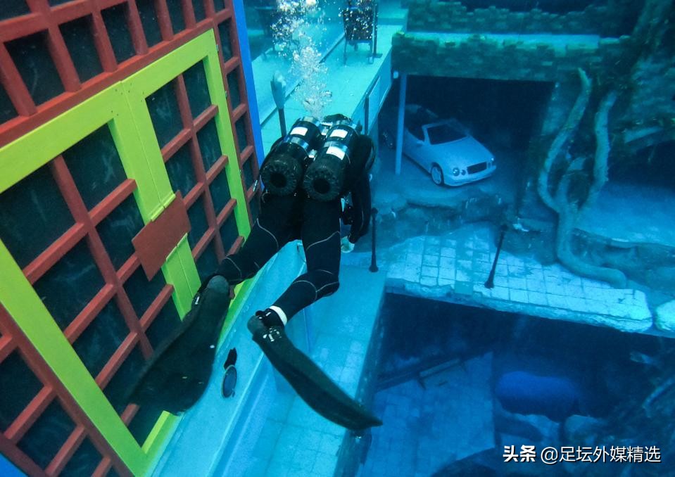 世界最深泳池在迪拜开业,迪拜全世界最高的游泳池