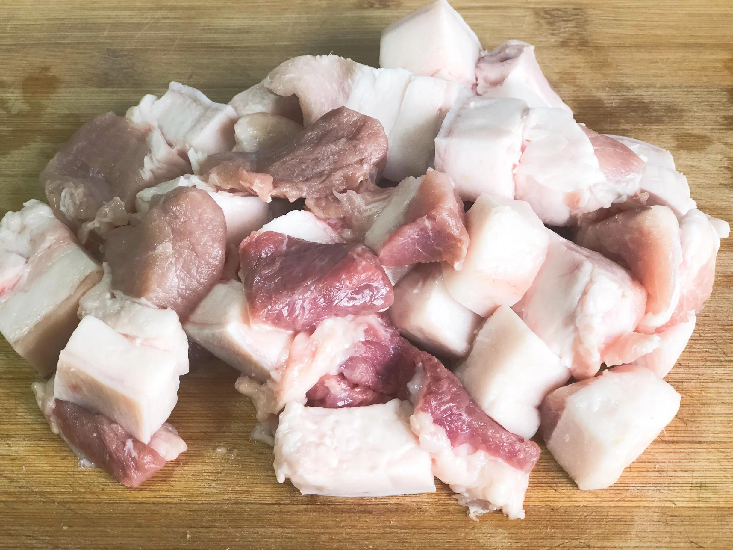 红烧肉焯水的正确制作不那么柴,为什么红烧肉烧得又咸又甜