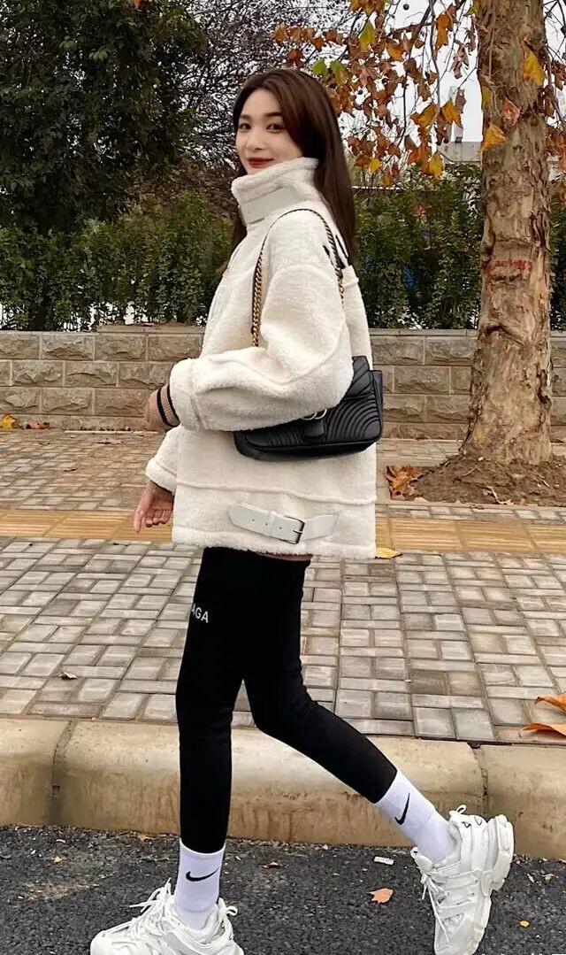 最适合配鲨鱼裤的过膝袜子,搭配鲨鱼裤洋气长筒袜