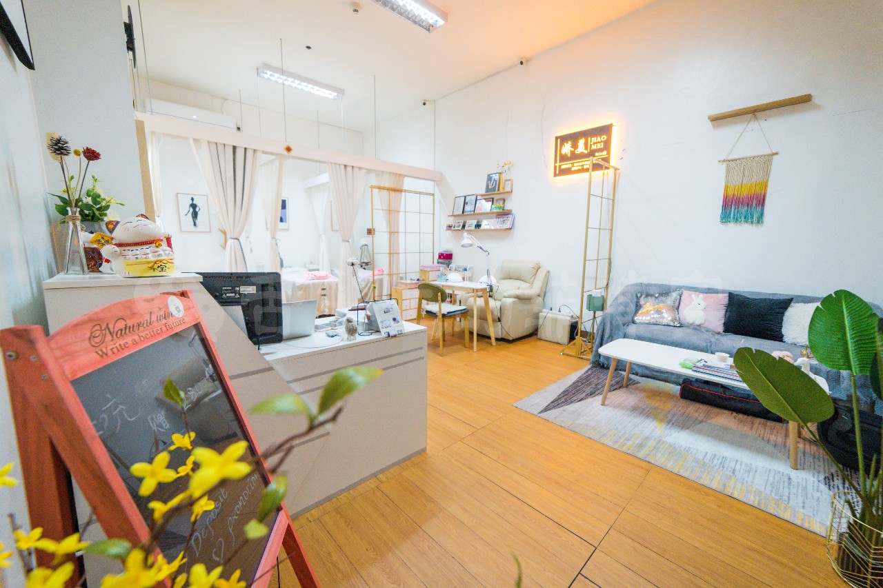 90后美女开了一家美容院,90后美女开直营店