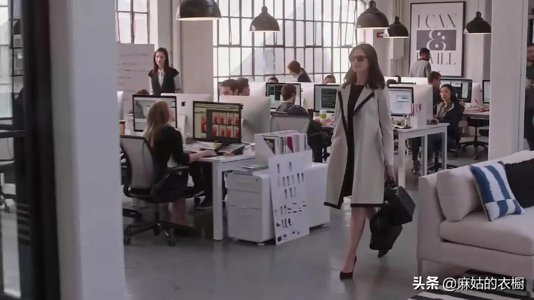 实习生里安妮海瑟薇的衣服品牌,安妮海瑟薇实习生穿搭